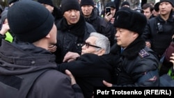 Тіркелмеген "Демократиялық партия" жариялаған шеру өтетін жерге келген қарт адамды полиция ұстап жатқан сәт. Алматы, 22 ақпан 2020 жыл.