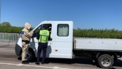 Коронавирусқа байланысты карантин енгізілген Нұр-Сұлтан қаласына кіреберістегі блокпоста көліктегі адамдарды тексеріп тұрған полиция қызметкерлері. 5 мамыр 2020 жыл.