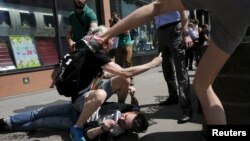 Анти-гей активисты срывают акцию в защиту прав геев. Москва, 30 мая 2015 года.