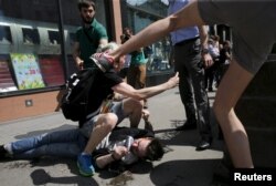 În Rusia, persoanele care fac parte la evenimente pro-LGBTIQ sunt adesea atacate. În 2015, a avut loc o confruntare violentă la un astfel de eveniment, când mai mulți protestatari homofobi i-au atacat pe cei care s-au strâns să susțină drepturile comunității LGBTIQ.