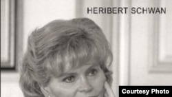 Обложка книги Хериберта Швана "Женщина рядом с ним. Жизнь и страдания Ханнелоре Коль"