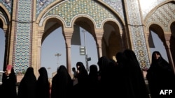 Իրան -- Կանայք հերթ են կանգնել Թեհրանի մզկիթներից մեկում գտնվող ընտրատեղամասի մոտ, 14-ը հունիսի, 2013 