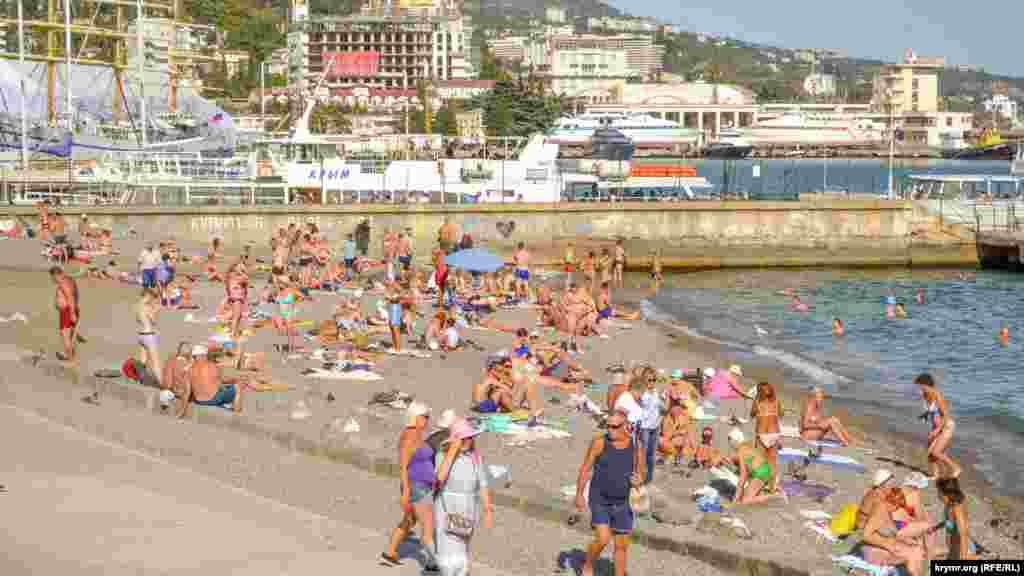 Багато туристів проводять час на пляжі, незважаючи на те, що купатися в санітарній зоні заборонено