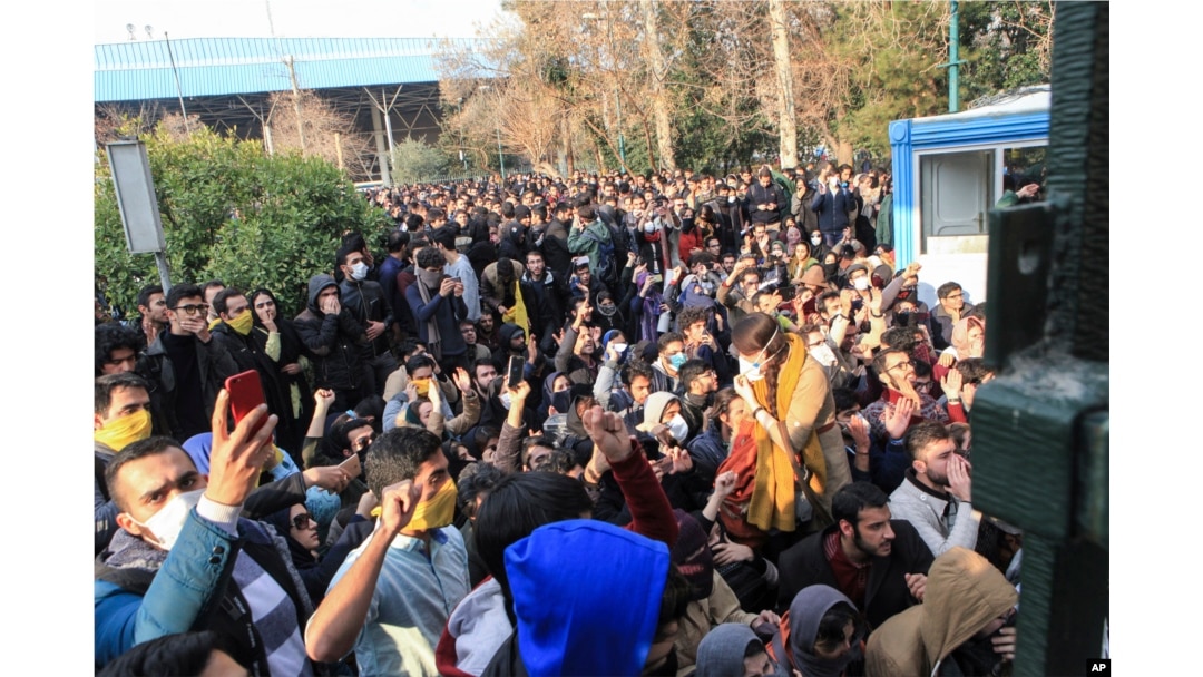 دانشجویان محصور در دانشگاه تهران در دی ماه ۹۶؛ پلیس تلاش داشت از پیوستن آنها به معترضان در خیابان انقلاب جلوگیری کند.