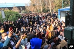 دانشجویان محصور در دانشگاه تهران در دی ماه ۹۶؛ پلیس تلاش داشت از پیوستن آنها به معترضان در خیابان انقلاب جلوگیری کند.