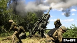 Українські військові завдають вогневий удар ураження по скупченню російської техніки з американської гаубиці M777 поблизу лінії фронту на Донеччині. Українські посадовці часто говоирять, що ЗСУ відбивають агресію Росії в тому числі і заради європейського майбутнього України