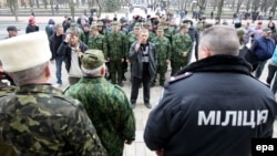 Пророссийские активисты перед зданием администрации Луганска. 14 апреля 2014 года.