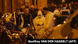 Судові експерти і поліція на місці нападу на вулиці Монсіньї, Париж, вечір 12 травня 2018 року