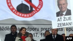 Мілош Земан виступає на антиісламському мітингу у Празі, фото 17 листопада 2015 року