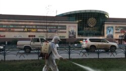 Көшені залалсыздандырып жүрген маман. Ақтөбе.