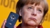 Ангела Меркель со смартфоном BlackBerry Z10 в руках, которым она пользуется для правительственной связи