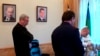 Глава Республики Коми Вячеслав Гайзер (слева) во время проведения обысков в его рабочем кабинете