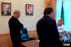 Глава Республики Коми Вячеслав Гайзер (слева) во время проведения обысков в его рабочем кабинете. Сентябрь 2015 года