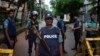 Полиция в Дакке на месте очередного нападения у кафе 1 июля (архивный снимок)