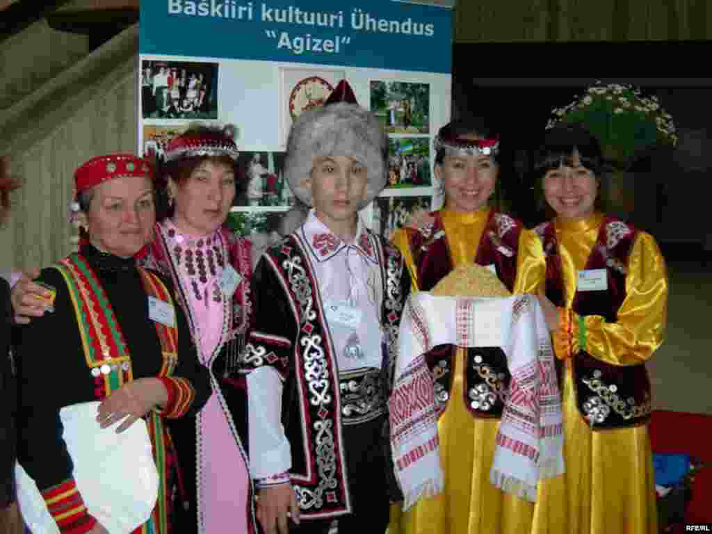 Эстониядән килгән вәкиллекнең бер өлеше