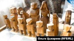 Шахматы с фигурками героев удегейских сказок