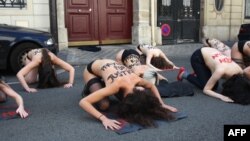 Активистки FEMEN во время акции протеста у здания посольства Туниса в Париже, 5 июня 2013 года.