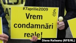 Demonstrație Amnesty International pentru pedepsirea polițiștilor care au torturat manifestanți anti-comuniști în aprilie 2009. Chișinău, 3 aprilie 2013. 