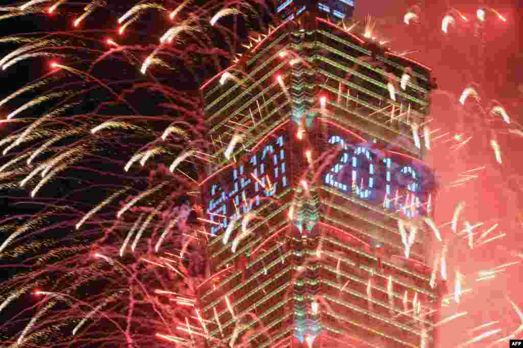 Fireworks erupt from the Taipei 101 building to mark the new year in Taipei. (AFP/Sam Yeh)