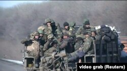 Trupe retrăgându-se din Debalțeve, astăzi.