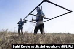 Вдягнувши захист, кожен демінер дістає своє обладнання