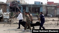 Forţe de ordine cară un cadavru după un atac sinucigaș la Kabul. 9 martie 2018