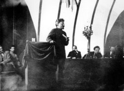 Лев Троцький виступає перед асамблеєю під час сесій Третього інтернаціоналу, також відомого як Комуністичний інтернаціонал у Москві в грудні 1921 року
