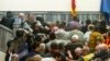 Bashkësia ndërkombëtare kërkon dënimin e sulmuesve në Kuvendin e Maqedonisë
