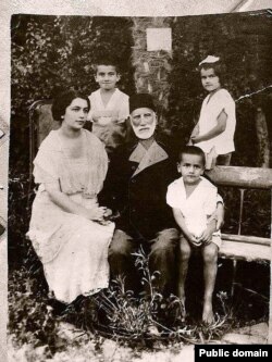 Azerbaijan -- The millionaire Hadji Zeynalabdin Tagiyev (1838-1924) with his daughter and grandchildren