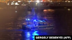 Poliția căutând supraviețuitori ai naufragiului, Budapesta, 30 mai 2019