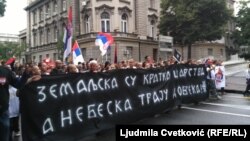 Okupljeni uputili oštre kritike, ali i uvrede na račun predsednika Srbije Aleksandra Vučića zbog pregovora u Briselu i optužili ga za „izdaju“