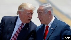 Israel -- Israeli Prime Minister Benjamin Netanyahu (R) and US President Donald Trump speak upon the latter's arrival at Ben Gurion International Airport in Tel Aviv, May 22, 2017