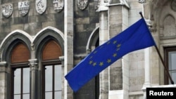 Флаг Евросоюза на здании парламента Венгрии