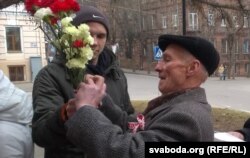 Каля помніка Ўладзімеру Караткевічу