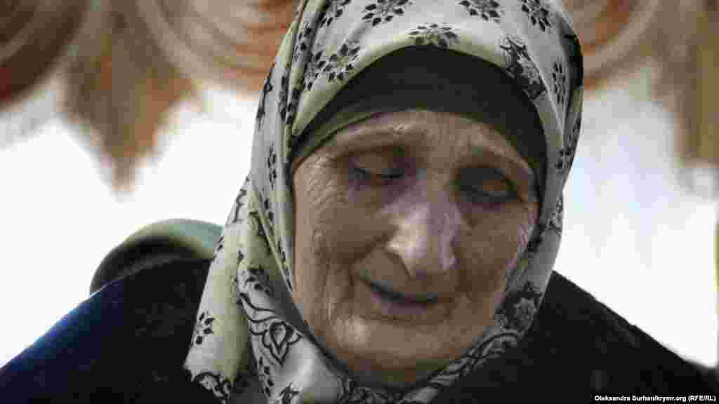 Мать Руслана Сулейманова слушает письмо и плачет: оба ее сына находятся под арестом