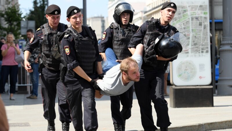 Москвадагы митингде 400дөн ашуун адам кармалды