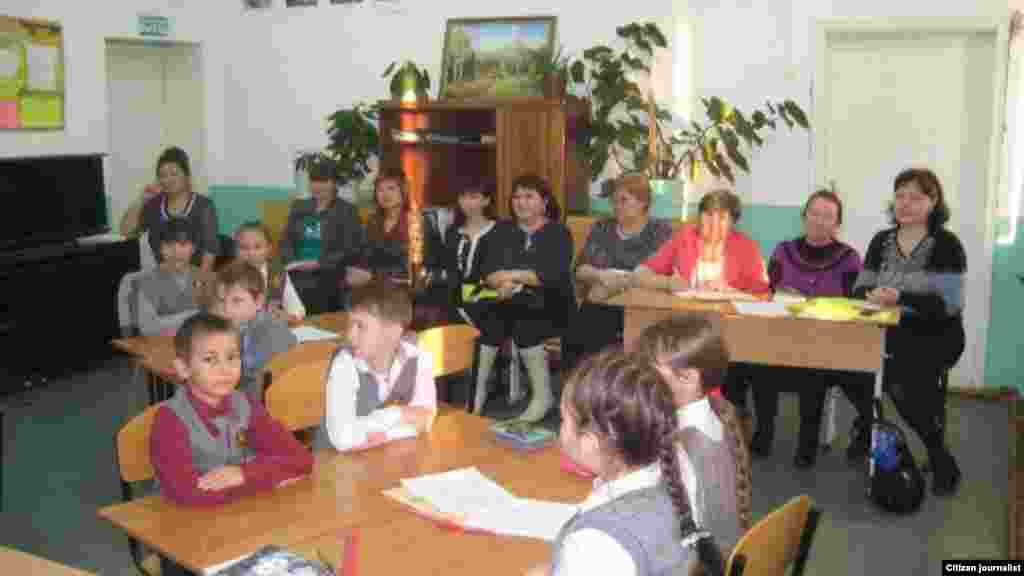  Муллаш урта мәктәбендә татар теле укытучылары семинарга җыелдылар. Монда Төмән районының барлык этномәдәни мәктәпләреннән дә татар теле укытучылары катнашты. Мәгариф Федераль дәүләт белем бирү стандартлары турында район семинары уңышлы булды. Рәсемдә яшь укытучы Азалия Габдрахманова 7 нче класста татар теленнән ачык дәрес тәкъдим итә. Ул быел “Ел укытучысы” бәйгесендә дә катнашырга уйлый. Өметле, тырыш туган тел белгече максатына ирешер, сынатмас, дип уйлыйлар хезмәттәшләре.