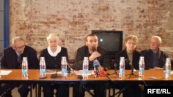 Общественные слушания в Сахаровском центре. Слева направо: Борис и Мария Ходорковские, Лев Пономарев, Светлана Ганнушкина, Юрий Рыжов