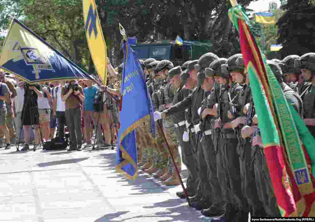 Хвилиною мовчання учасники параду і городяни вшанували пам&rsquo;ять всіх загиблих за час війни за свободу України