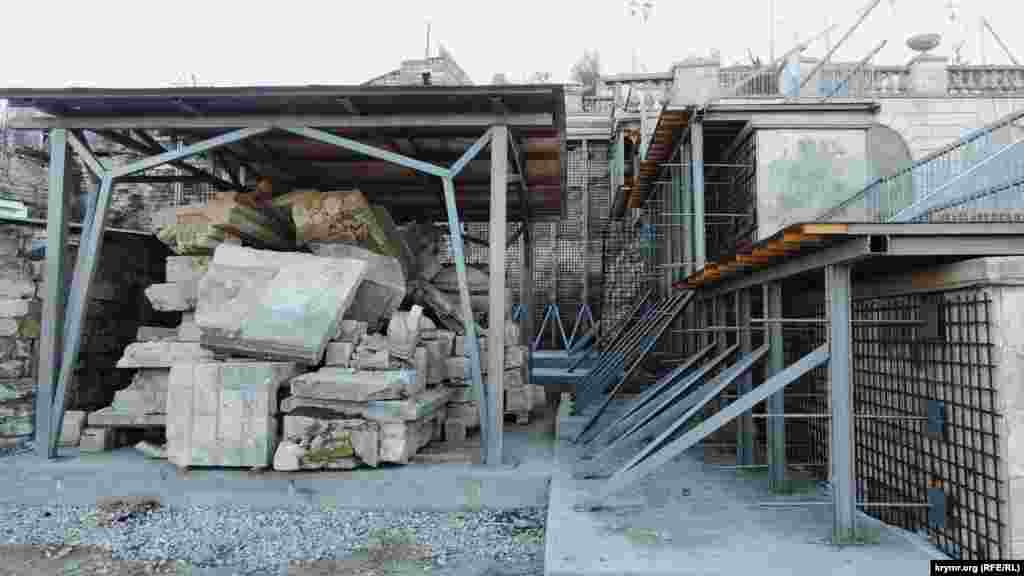 Большая Митридатская лестница&nbsp;&ndash; один из главных символов Керчи, пострадала от частичного обрушения в 2015 году. Арочный свод на одном из пролетов лестницы&nbsp;треснул по всей площади.&nbsp;В конце апреля 2015 года аварийный участок закрыли для туристов, оградив бетонными блоками с надписью &laquo;Проход запрещен&raquo;