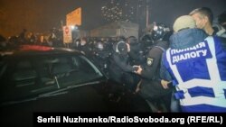 21 жовтня під будівлею Шевченківського районного суду Києва сталася штовханина між активістами, які прийшли на підтримку фігурантів справи про вбивство журналіста Павла Шеремета, та поліцейськими