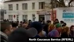 Перед администрацией Каякентского района Дагестана собрались родные пропавших братьев Курбановых
