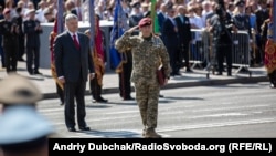 Лейтенант Володимир Соснін після отримання нагороди від президента