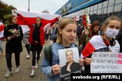 Девушки с плакатами в поддержку Марии Колесниковой на акции протеста в Минске 8 сентября, на следующий день после ее задержания и попытки выдворения из страны