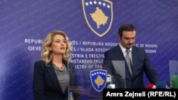 Косовската министерка за трговија и индустрија Мимоза Кусари Лила, по разговорите со македонскиот министер за економија, Валон Сарачини во Приштина.