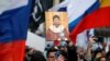 Демонстранты с "иконой" Павла Дурова, основателя мессенджера Telegram. Москва, 10 марта 2019
