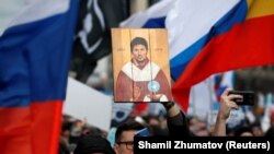 Демонстранты с "иконой" Павла Дурова, основателя мессенджера Telegram. Москва, 10 марта 2019