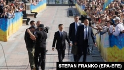 Владимир Зеленский (в центре) прибыл на инаугурацию, 20 мая 2019 г.