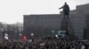 اوکراین: روسي پلوه مظاهرهچیان د خارکیف په مرکز کې راټول شوي چې د پخواني شوروي اتحاد بنسټګر ولادیمیر لینن مجمسه هم پکې ولاړه ده. 