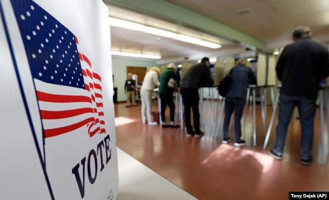 Votuesit gjatë zgjedhjeve